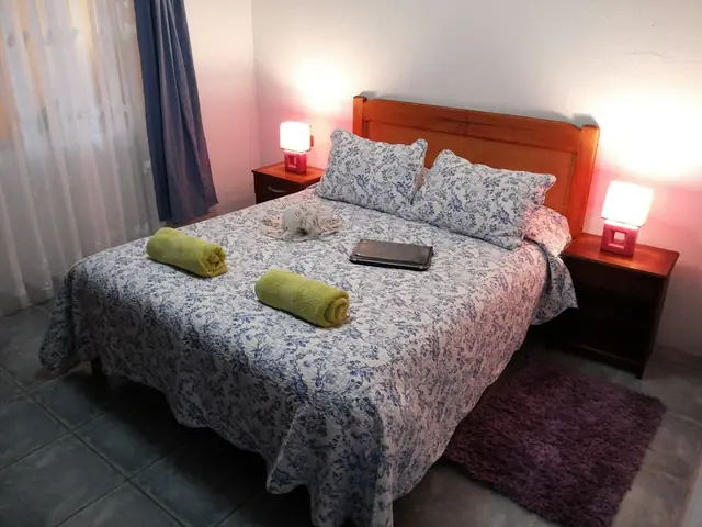 Dormitorio de departamento con cama matrimonial y veladores