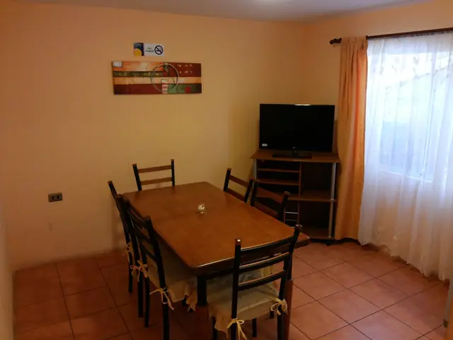 Living con sofá y mesa de comedor del departamento