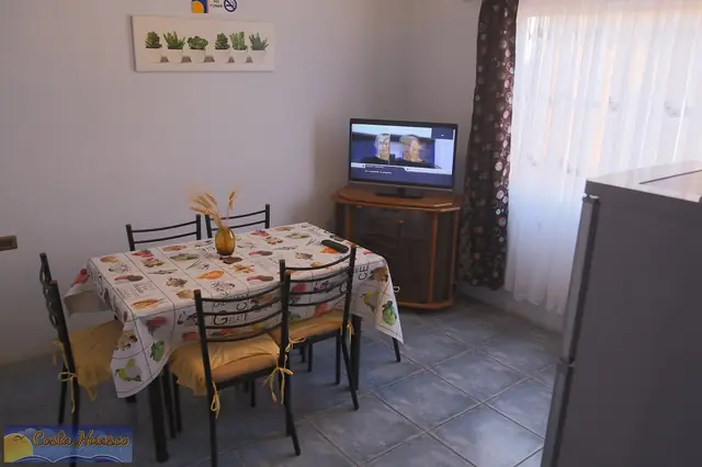 Comedor del departamento con televisor