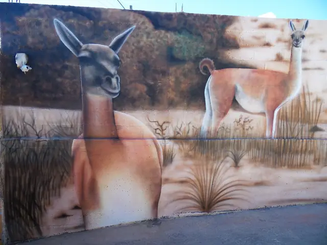 Mural de guanacos en un muro del apart-hotel