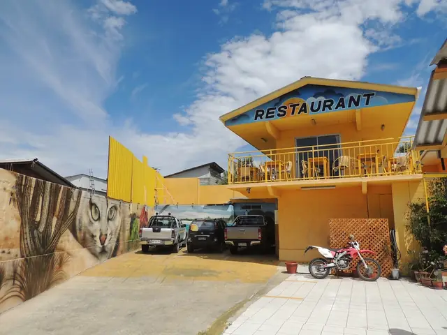 Vehículos estacionados frente al restaurant