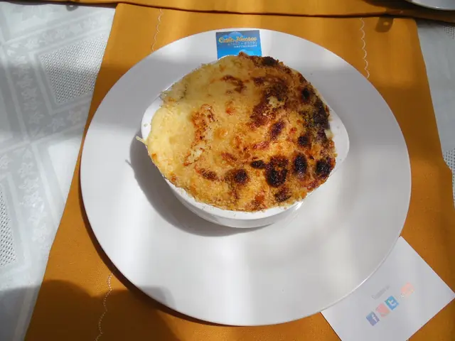 Mariscal gratinado servido en plato blanco