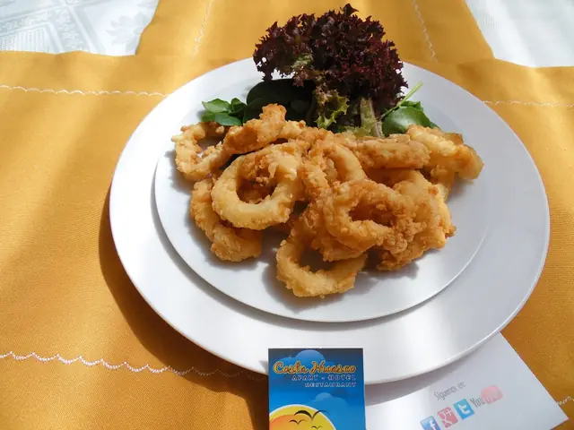 Calamares fritos con ensalada