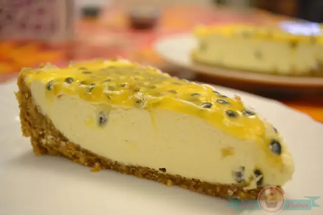 Trozo de cheesecake de maracuyá