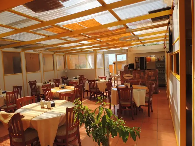 Comedor del restaurant de Costa Huasco con techo luminoso y mesas con mantel