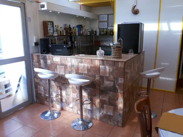 Barra del restaurant con pisos altos